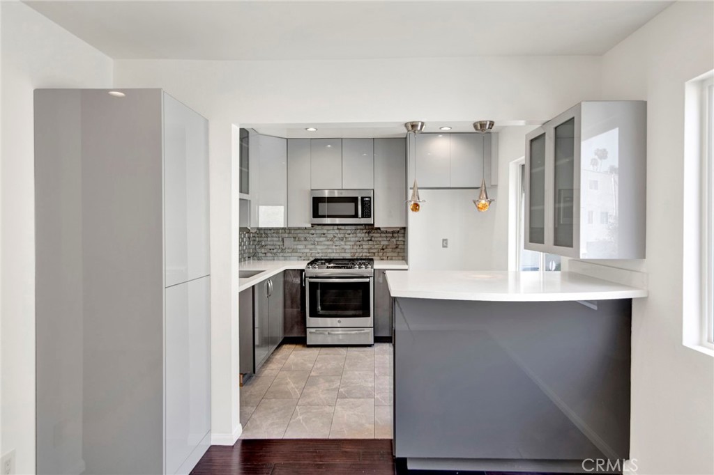 9745 Vía Roma Burbank, CA 91504 - Photo 9 of 38