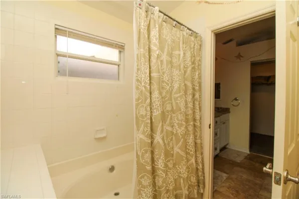 $4,000 | 306 Emerald Bay Circle, Unit J8, Naples, FL 34110