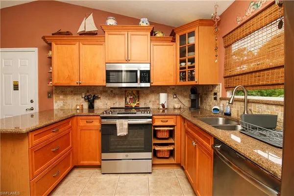 $4,000 | 306 Emerald Bay Circle, Unit J8, Naples, FL 34110