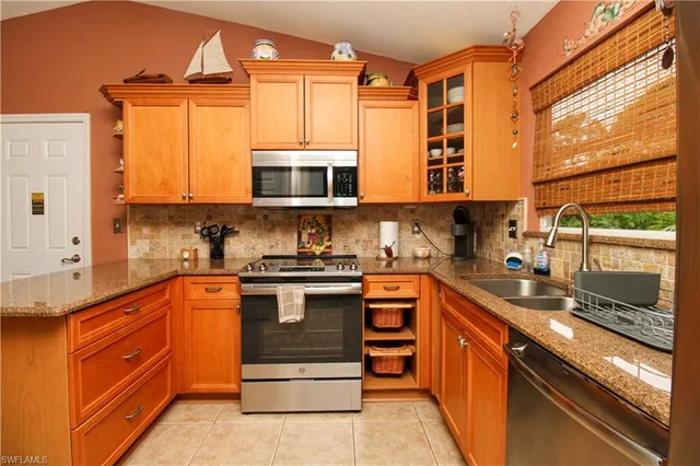 $4,000 | 306 Emerald Bay Circle, Unit J8, Naples, FL 34110