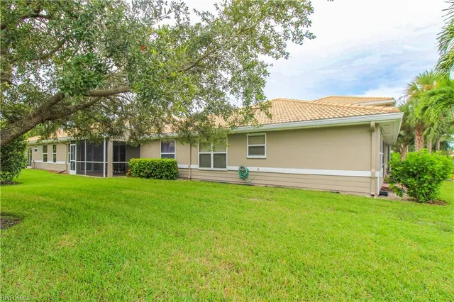 $4,000 | 306 Emerald Bay Circle, Unit J8, Naples, FL 34110