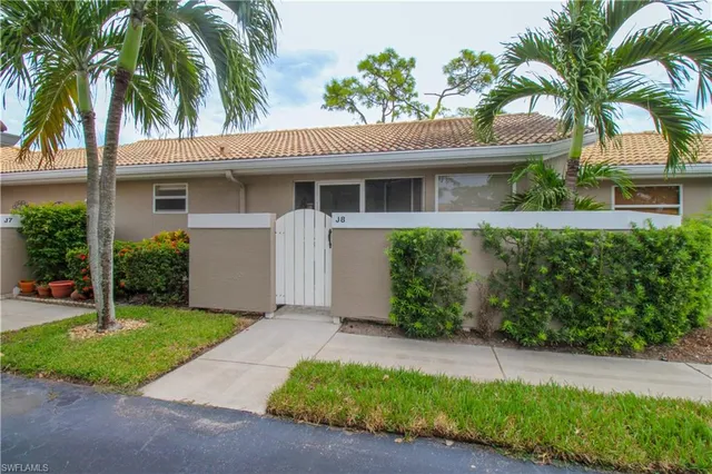 $4,000 | 306 Emerald Bay Circle, Unit J8, Naples, FL 34110