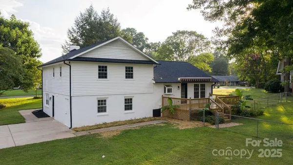 a view of a yard in front of house