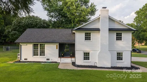 a view of an house with backyard space and garden