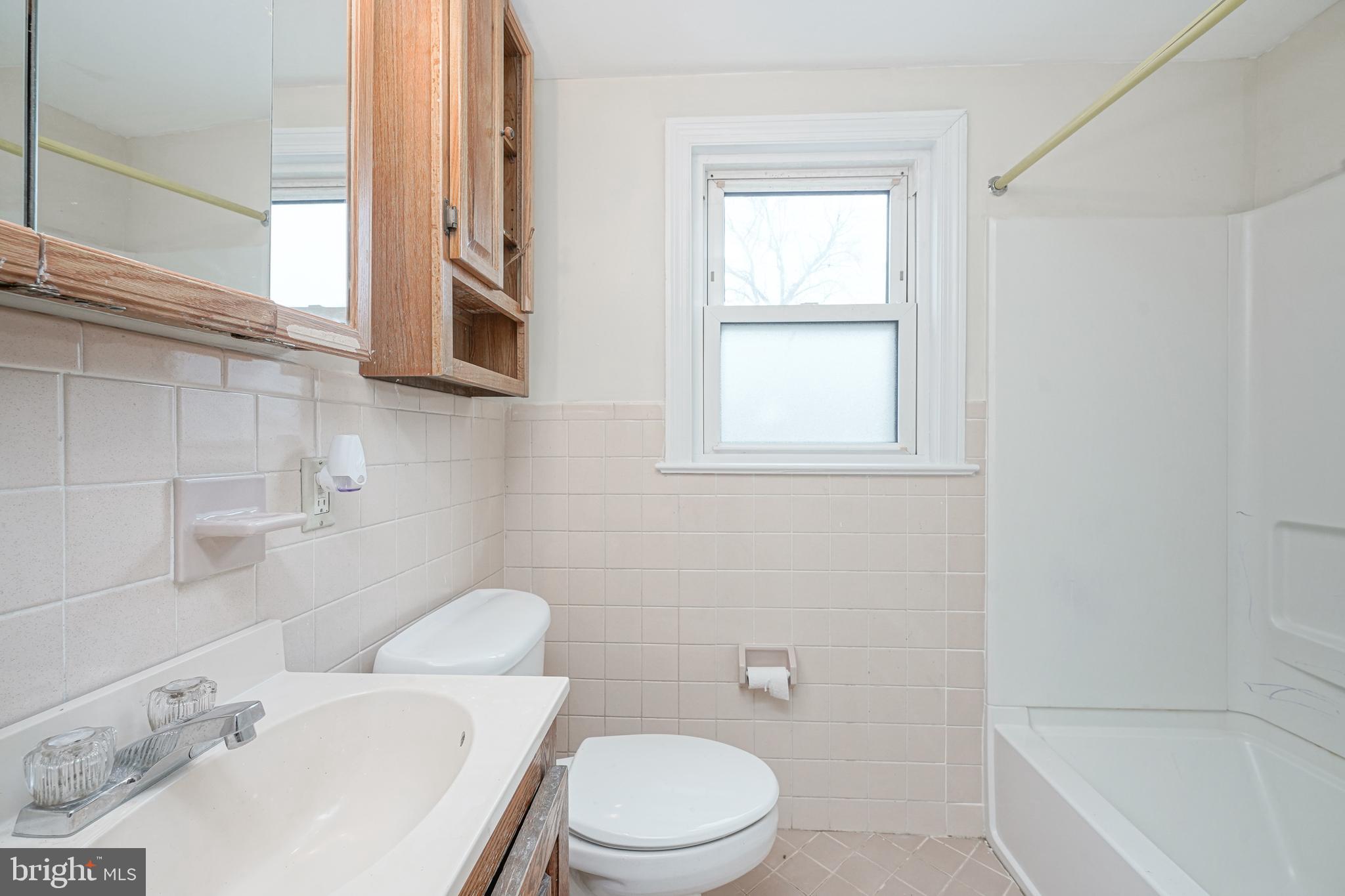 872 Bridgeboro Street Riverside, NJ 08075 - Photo 12 of 19 Full Bathroom