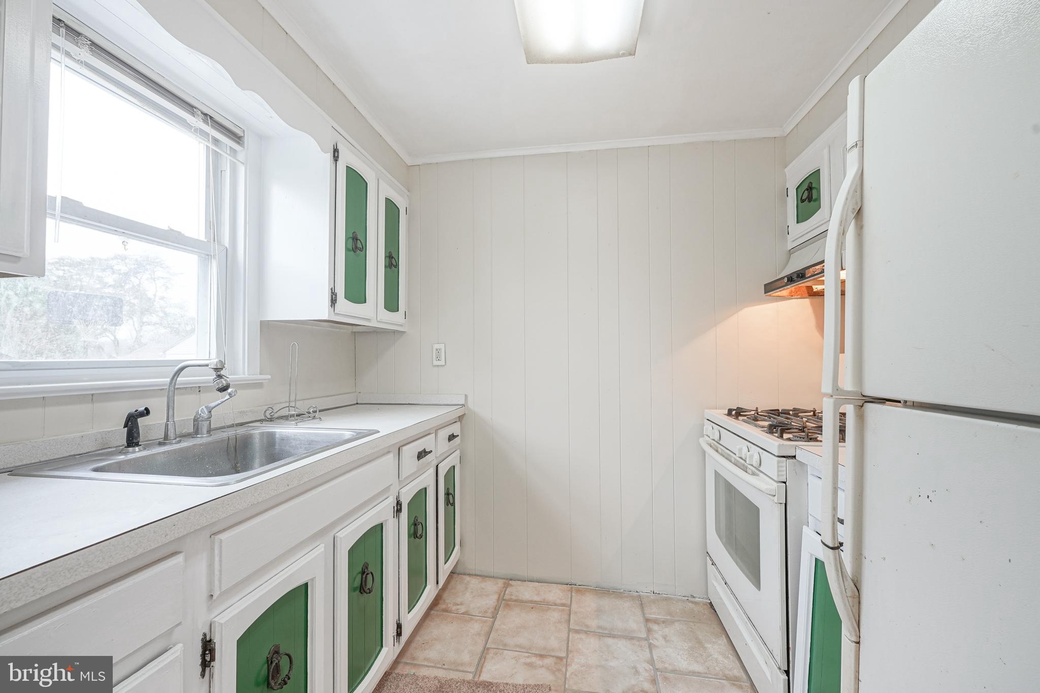 872 Bridgeboro Street Riverside, NJ 08075 - Photo 5 of 19 Entry Kitchen View
