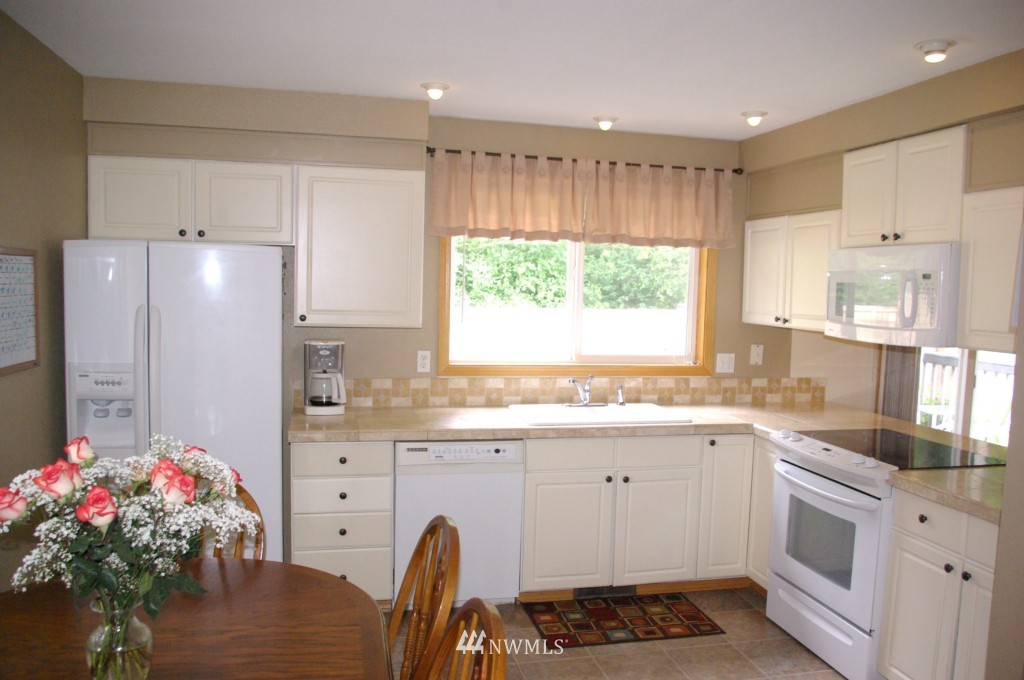 5913 Compton Loop Southeast Lacey, WA 98513 - Photo 6 of 17 Gallery Image 6
