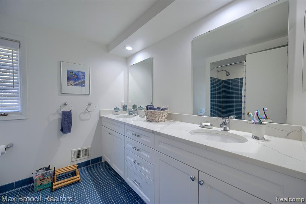 35181 Spring Hill Road Farmington Hills, MI 48331 - Photo 28 of 36