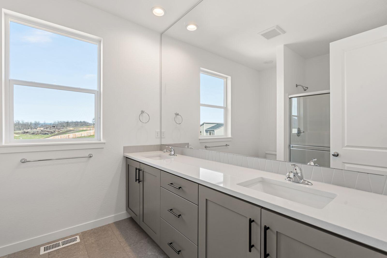671 Old Waverly Way, Unit 21 Eagle Point, OR 97524 - Photo 17 of 28 16