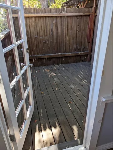 a view of a yard with a house