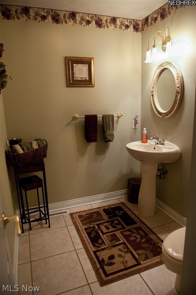 1593 Sunview Road Cleveland, OH 44124 - Photo 9 of 24