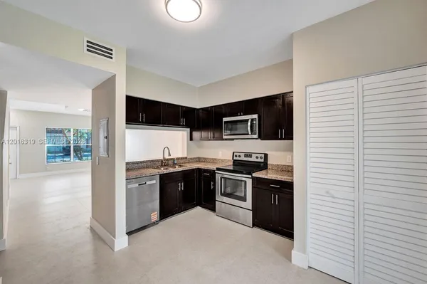 $2,975 | 43 Simonton Circle, Weston, FL 33326