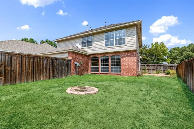 a view of a house with backyard and porch
