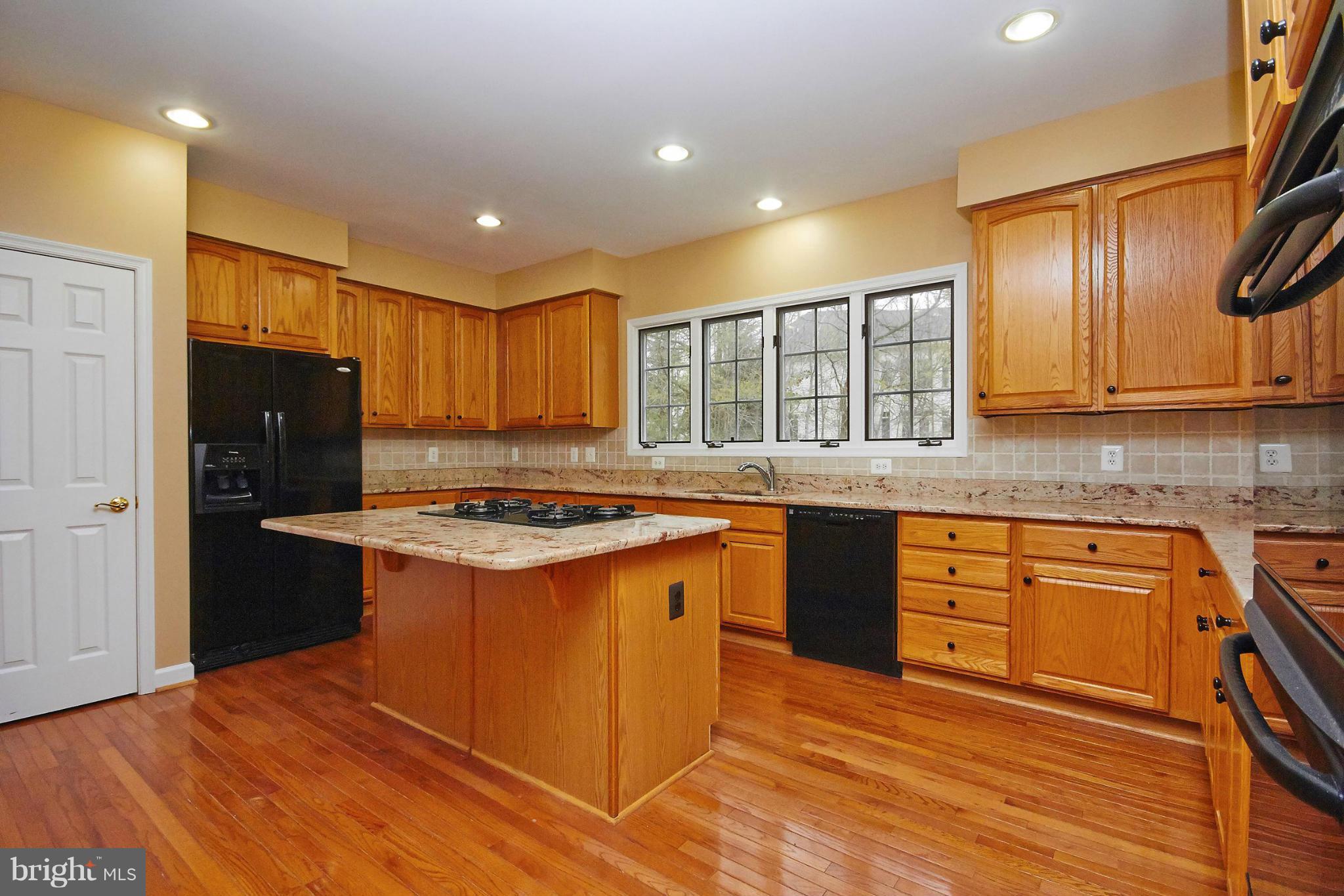 6805 Hampton Creek Way Springfield, VA 22150 - Photo 9 of 30 Kitchen w/Island