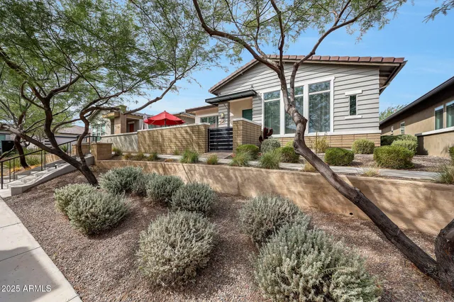 a view of entryway and outdoor
