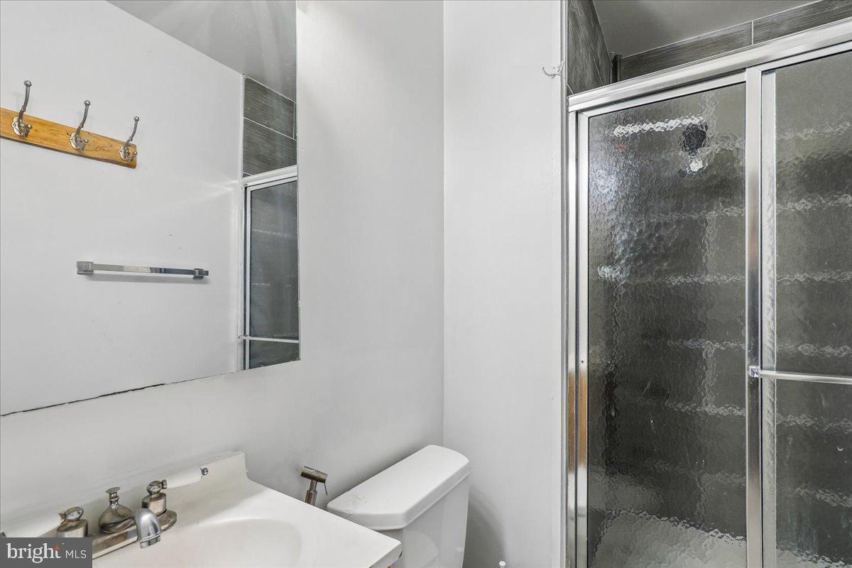 7113 Itte Lane Springfield, VA 22150 - Photo 14 of 20 Master Bath