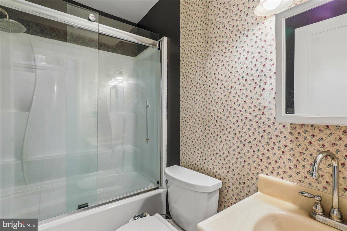 7113 Itte Lane Springfield, VA 22150 - Photo 17 of 20 Hall Bathroom