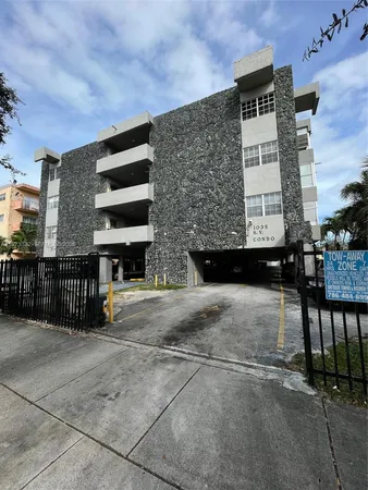 $2,100 | 1035 West 77th Street, Unit 412, Hialeah, FL 33014