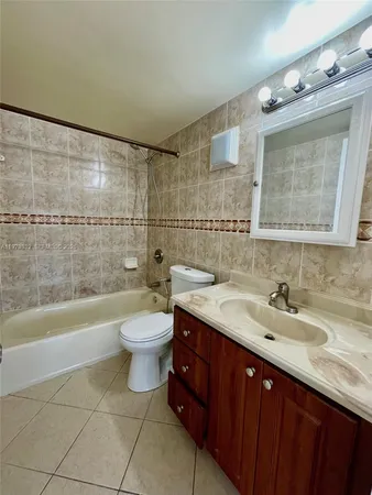 $2,100 | 1035 West 77th Street, Unit 412, Hialeah, FL 33014