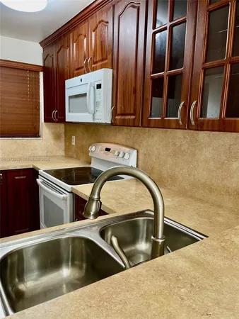 $2,100 | 1035 West 77th Street, Unit 412, Hialeah, FL 33014
