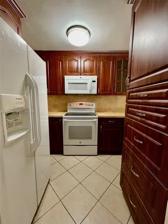 $2,100 | 1035 West 77th Street, Unit 412, Hialeah, FL 33014