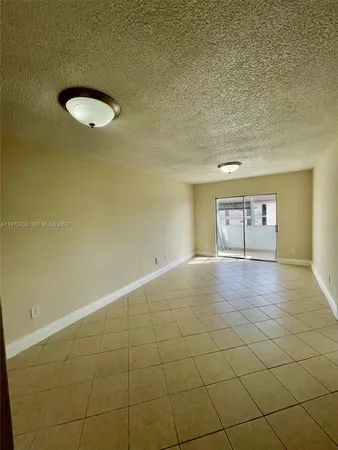 $2,100 | 1035 West 77th Street, Unit 412, Hialeah, FL 33014