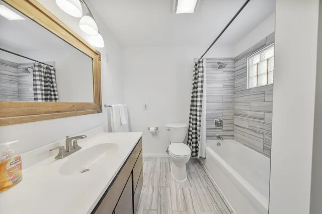 $2,400 | 820 Brown Street, Valparaiso, IN 46383