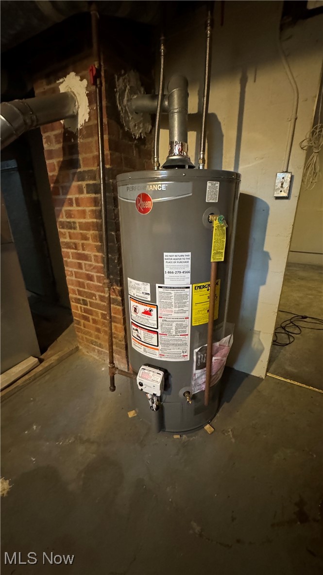 2110 Alton Road Cleveland, OH 44112 - Photo 22 of 27 Utility room with gas water heater