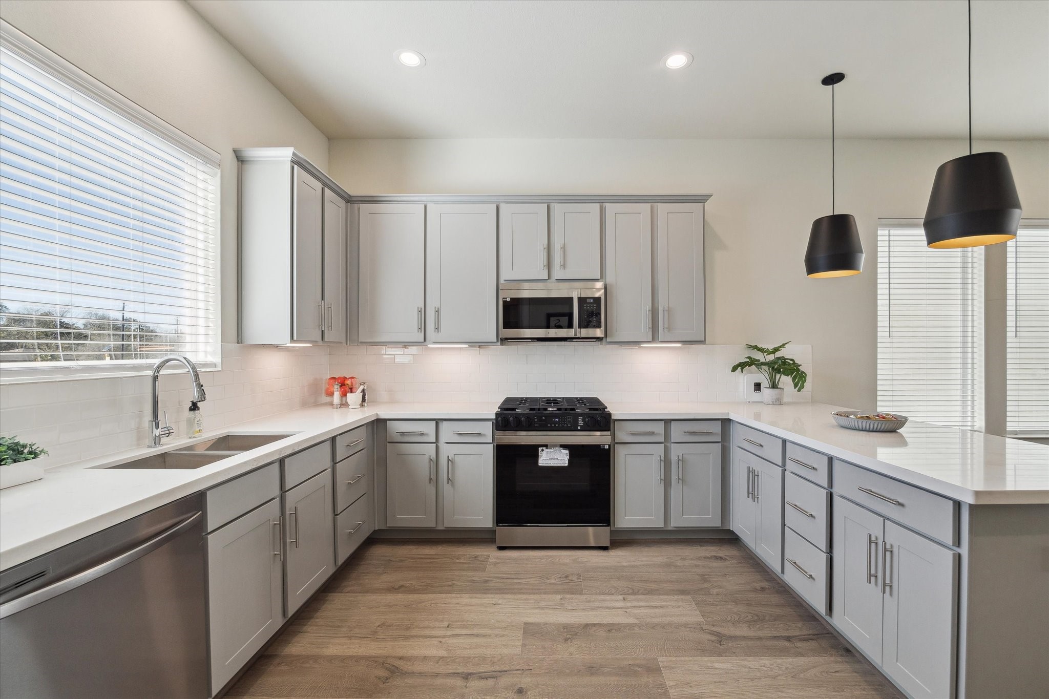 10616 Cascade Ledge Lane Houston, TX 77025 - Photo 10 of 20 Pendant lighting highlights the pensisula with seating a area that comfortably sits 3-4 people, creating a stylish spot for casual dining or morning coffee.