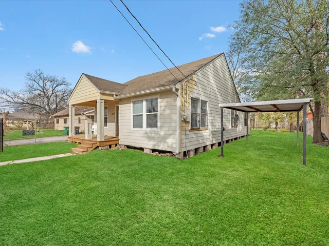a view of a house with a backyard