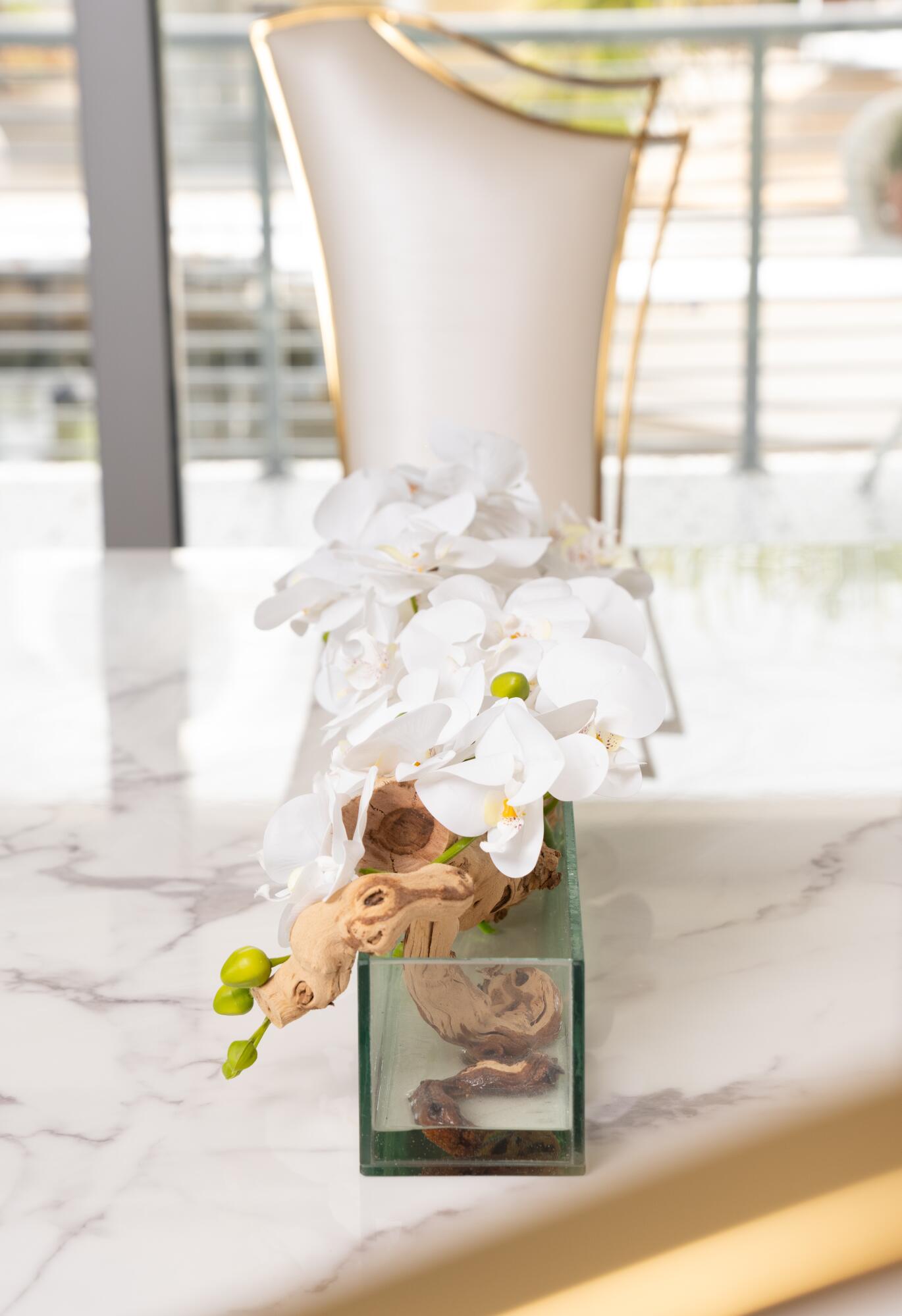 475 Bahia Honda Road Key Largo, FL 33037 - Photo 123 of 134 a bath tub sitting next to a window