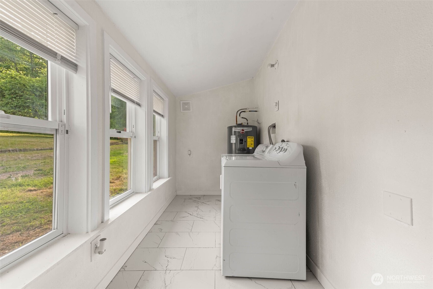 172 South Bank Road Elma, WA 98541 - Photo 14 of 40 a utility room with a window dryer and washer