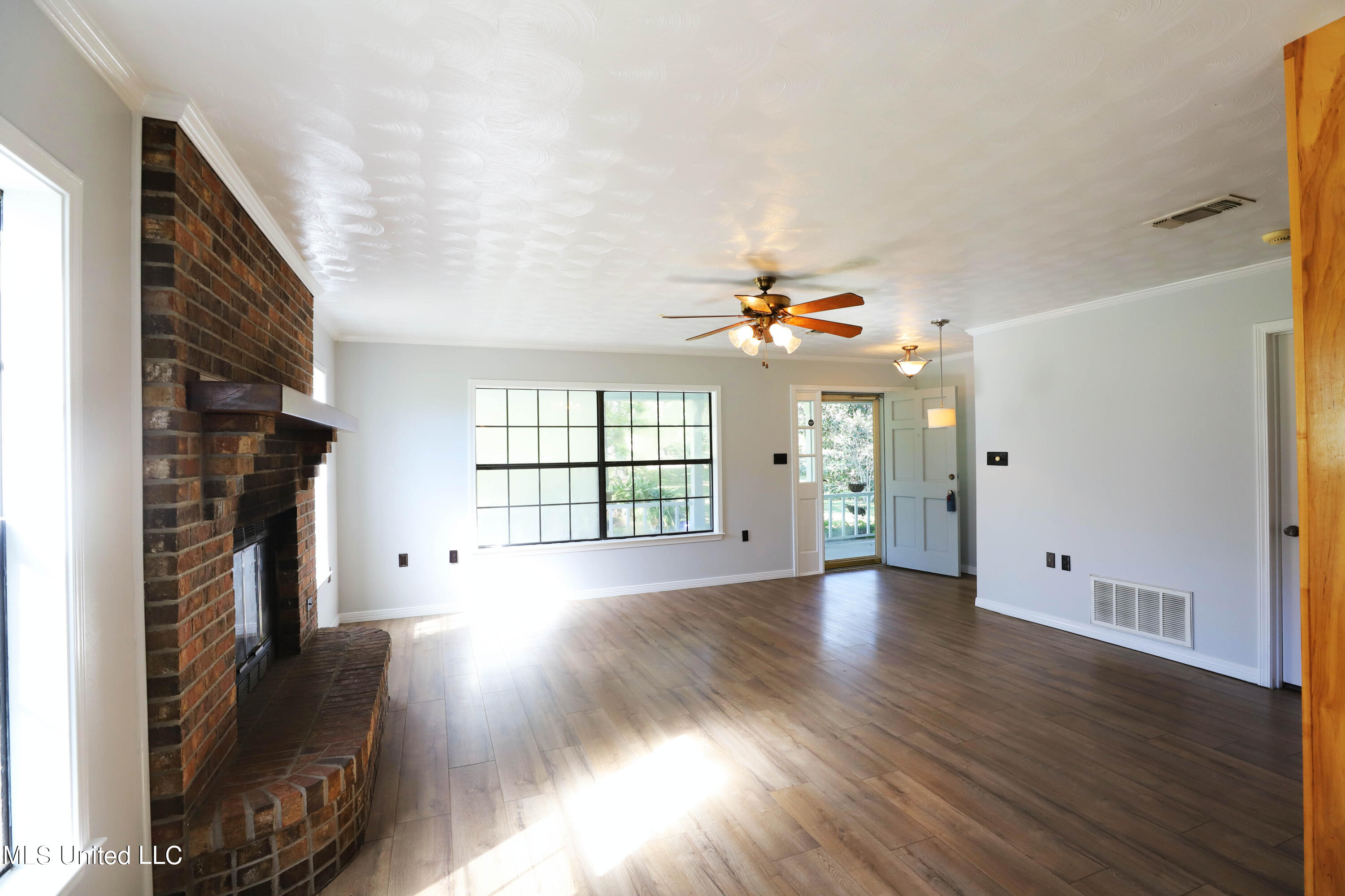 18165 Rouse Road Saucier, MS 39574 - Photo 10 of 29 Living Room