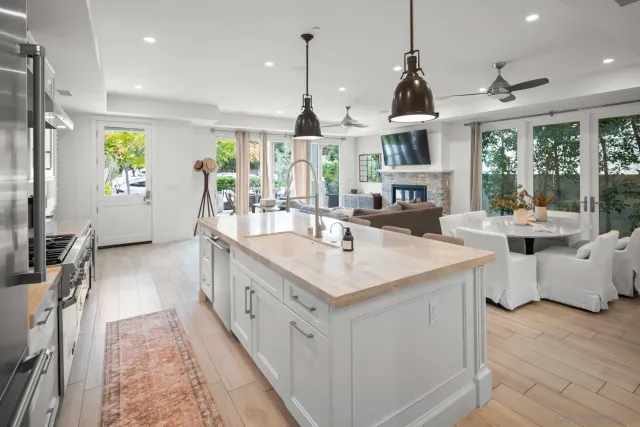 a large kitchen with kitchen island a large island in it