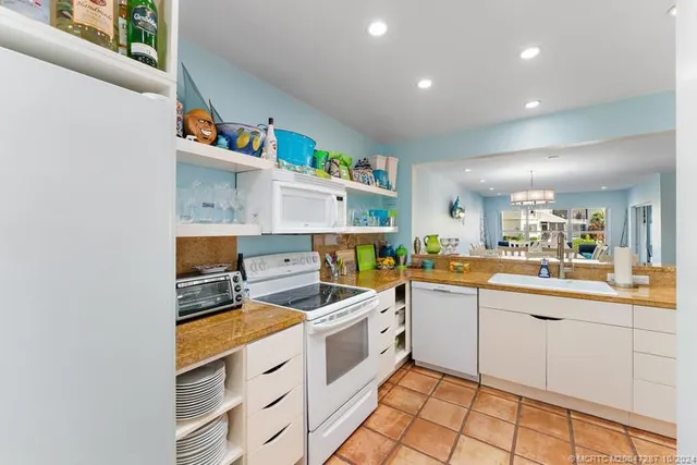 $3,500 | 3901 Southeast St Lucie Boulevard, Unit 28, Stuart, FL 34997