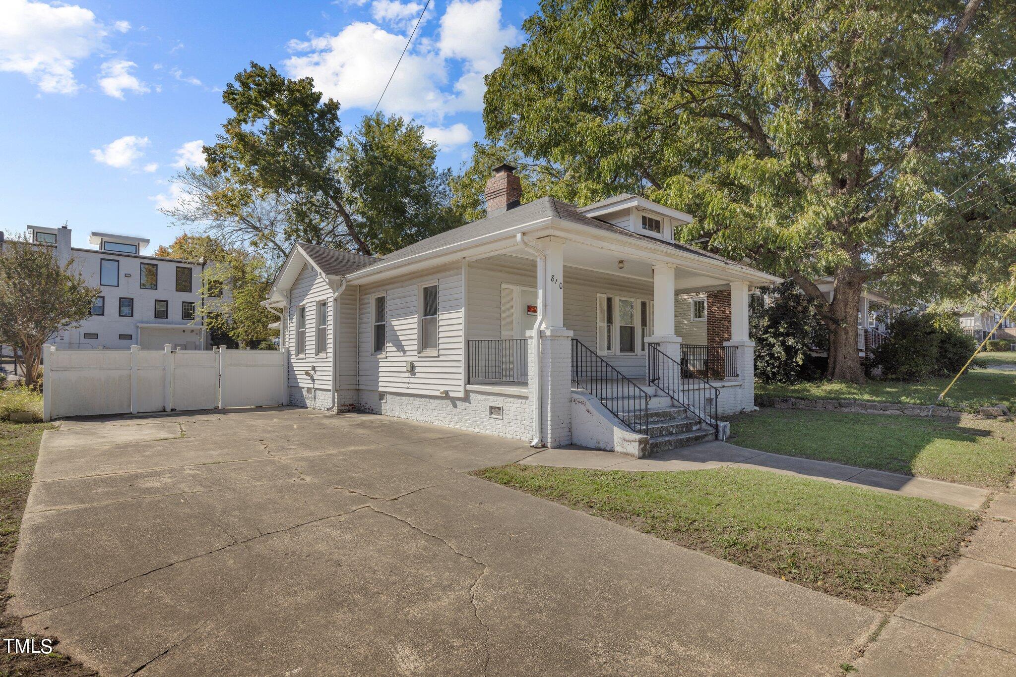 810 East Edenton Street Raleigh, NC 27601 - Photo 25 of 32 a front view of a house with garden