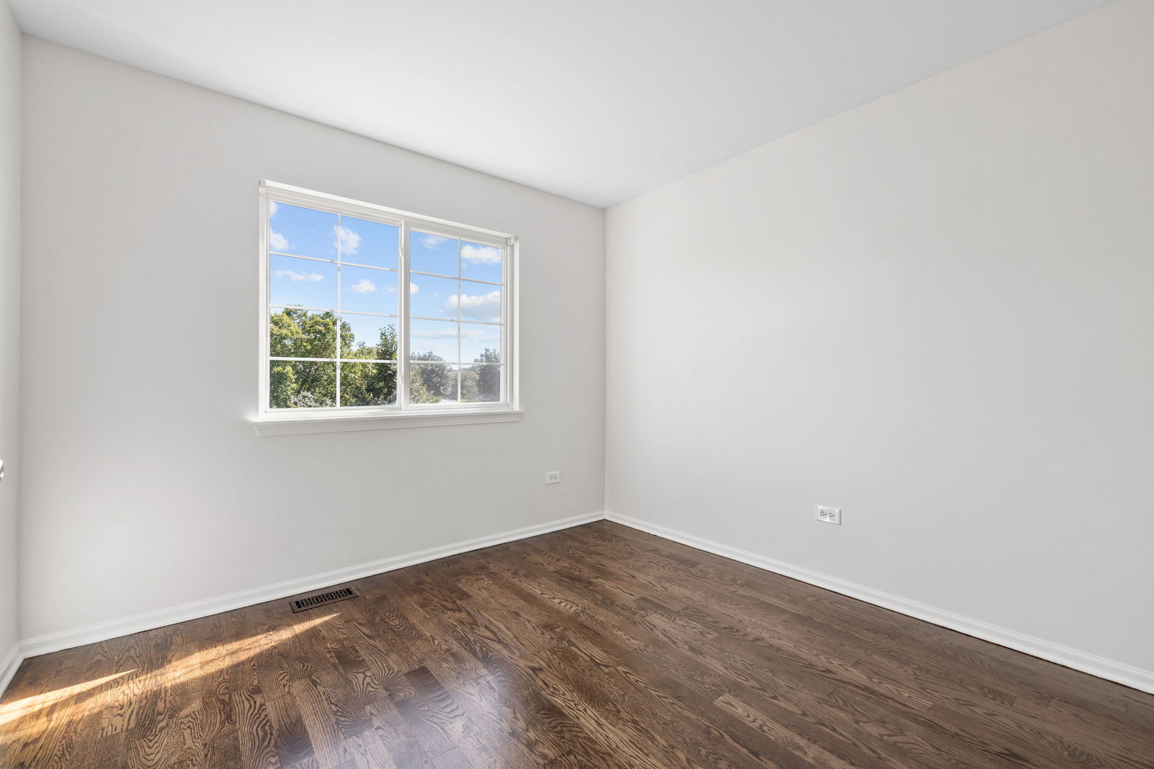 147 Willow Bend Bolingbrook, IL 60490 - Photo 16 of 22 an empty room with a window