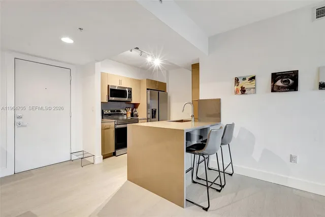 $3,800 | 18800 Northeast 29th Avenue, Unit 517, Aventura, FL 33180