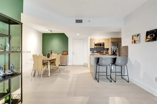 $3,800 | 18800 Northeast 29th Avenue, Unit 517, Aventura, FL 33180