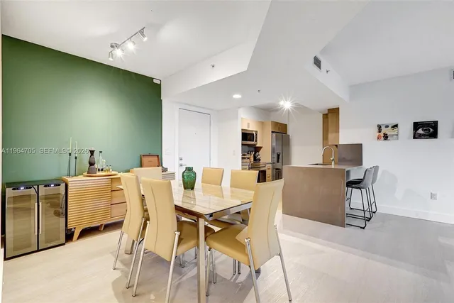 $3,800 | 18800 Northeast 29th Avenue, Unit 517, Aventura, FL 33180