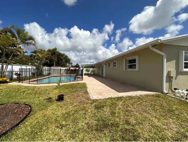 a view of backyard of the house