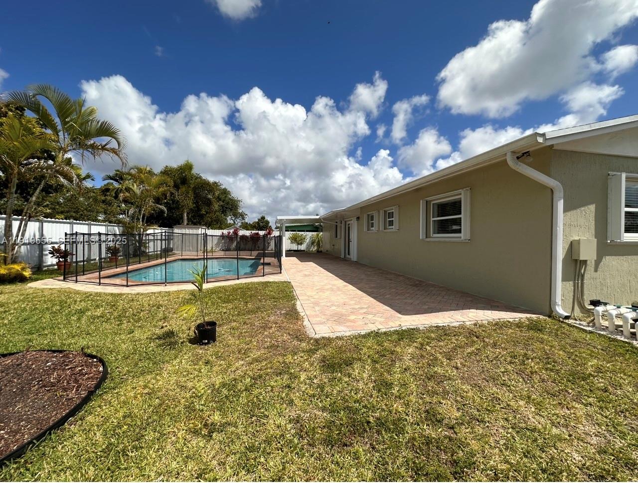 a view of backyard of the house