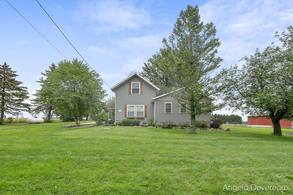 9879 South Alger Road Perrinton, MI 48871 - Photo 3 of 36 IMG_1003