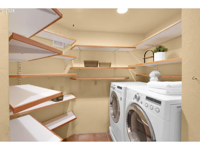 $990,000 | 3574 Spring Boulevard, Eugene, OR 97405