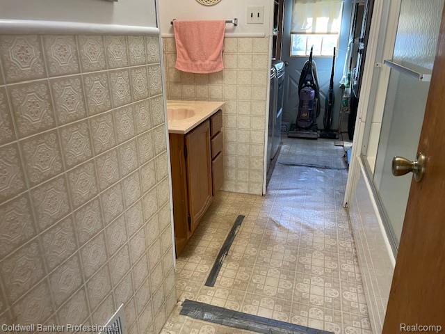 5447 Rensselear Drive Lapeer, MI 48446 - Photo 14 of 22 Main bath with laundry room/ utility room at end