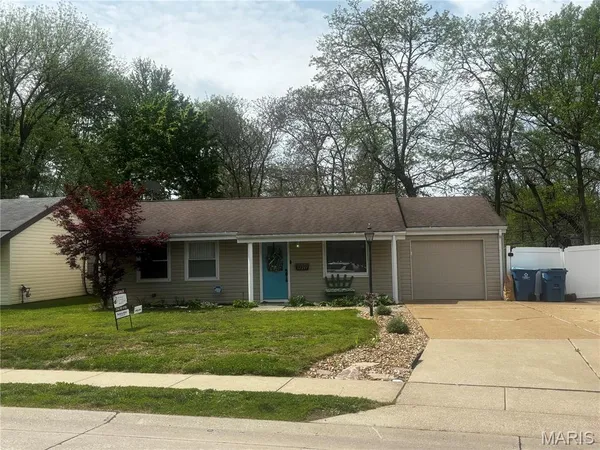 $218,000 | 12249 Bennington Place, Maryland Heights, MO 63043