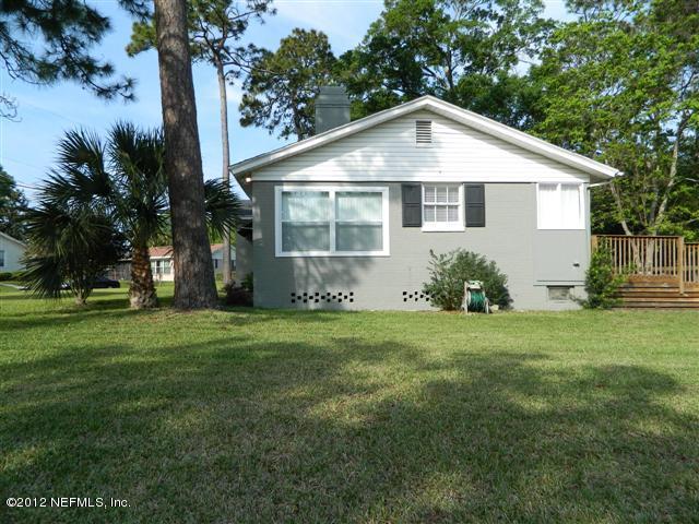 2231 Southampton Road Jacksonville, FL 32207 - Photo 4 of 23 a front view of house with yard and green space