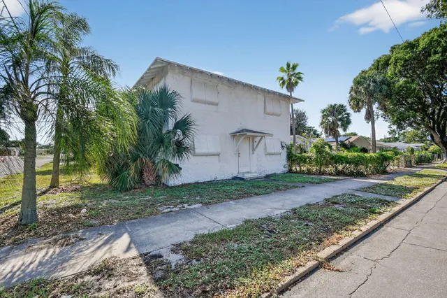 a view of a house with a yard and plants