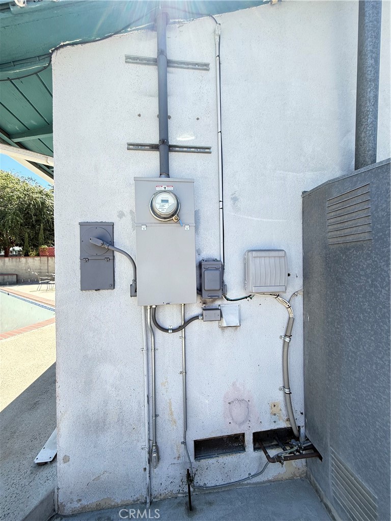 10430 McVine Avenue Sunland, CA 91040 - Photo 20 of 52 a room with gym equipment