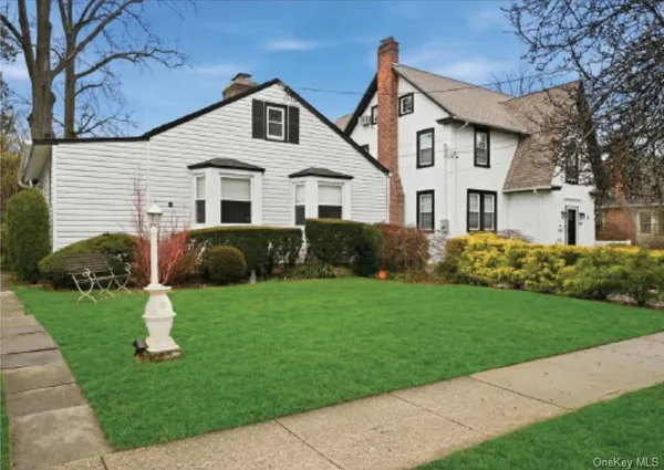 $1,200,000 | 163 Elm Street, Roslyn Heights, NY 11577